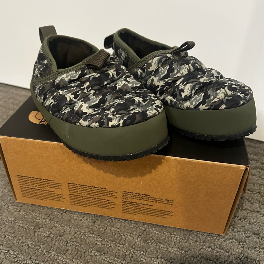 Adorable insulated North Face Slippers. Only worn a few times. Sz 10 toddler.